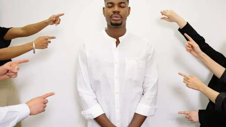 The queen has been accused of burning 120 kilograms of tobacco for a narghileh