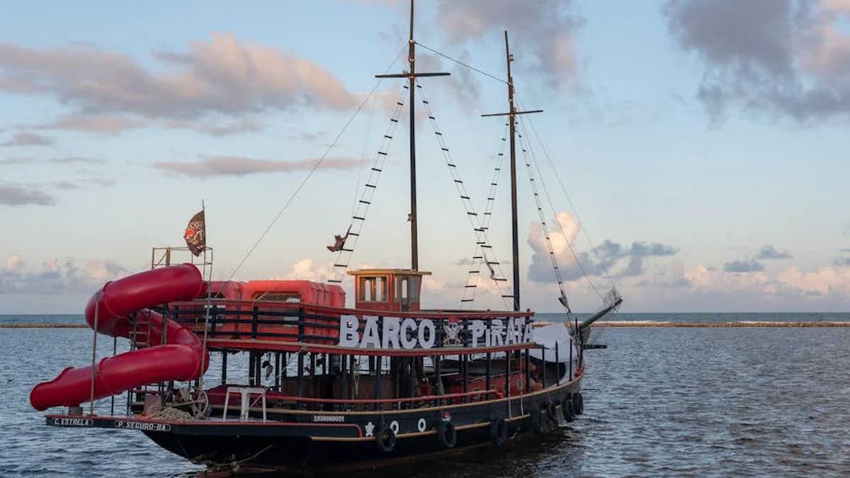 Pirate crossing the British border sank in Turkey – LUCKY STUNT WATCHED BY PEOPLE (VIDEO)