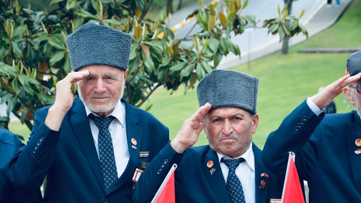 Syndicates or Partisan Filials? Syndicates should be staffed by workers, not by privileged members of the Partisan line