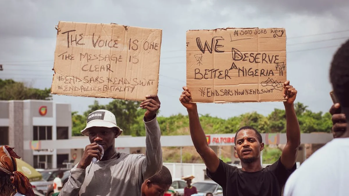 A brutal summary of demonstrators at the police station at the end of the video