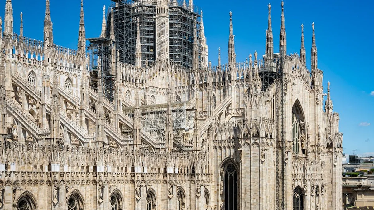 Castration or restoration? The most famous building in Milan has remained without its “testimonial” statues