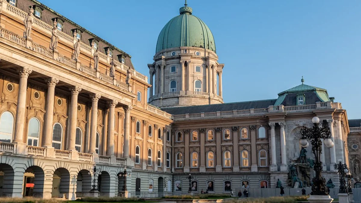 The Hungarian prime minister is considering replacing the president and to remove the constitution