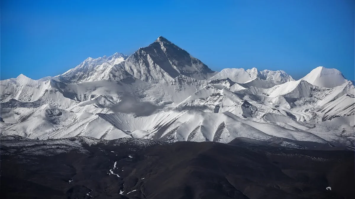 THE SMOG ZONE IS FULL: 11 tons of waste have been collected from Everest, objects that are 69 years old