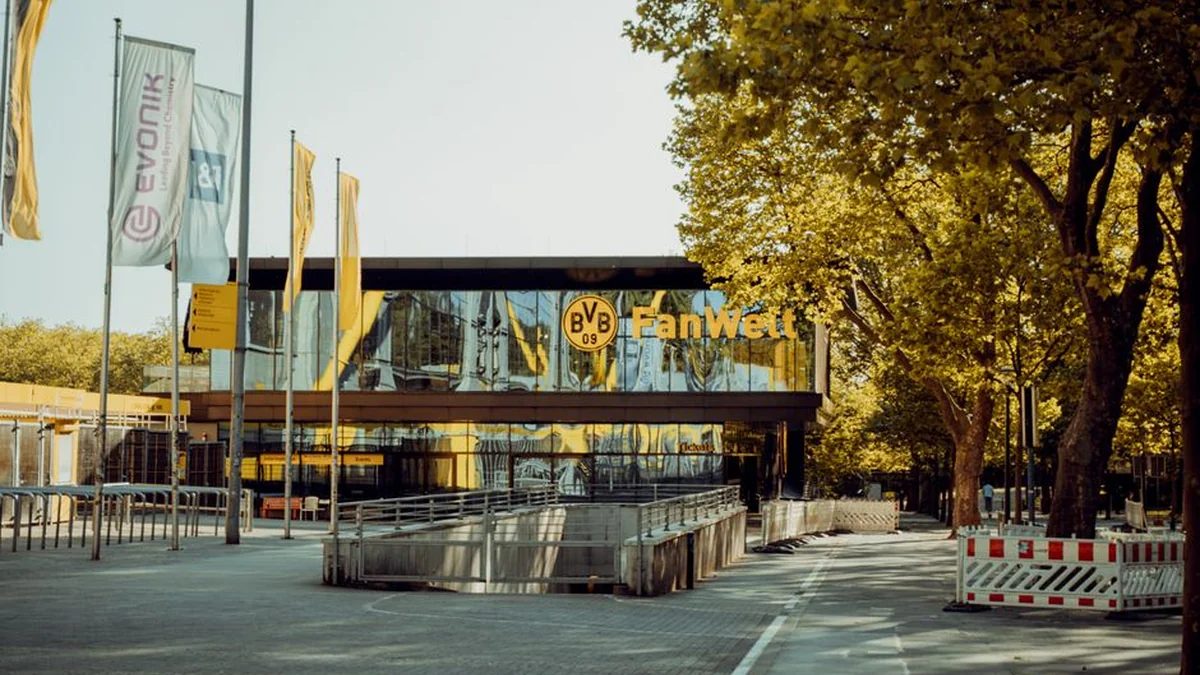 Borussia (D) is the first team of Barca for Ademi
