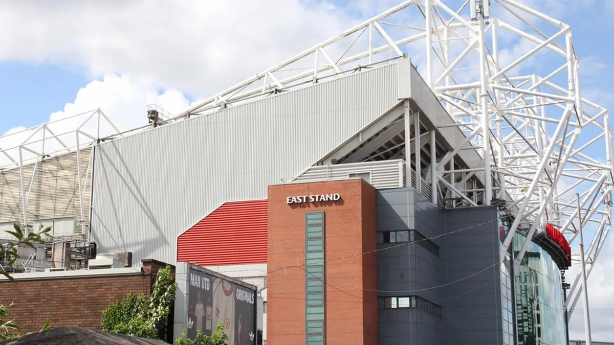 Manchester United presented plans for a new stadium with 100,000 seats
