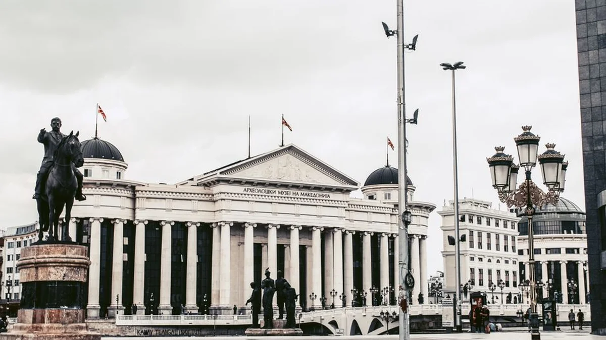 (Photo) FATENI NA DELO AND “DEBELO” WILL SAY! – A joke on a few locations in Skopje