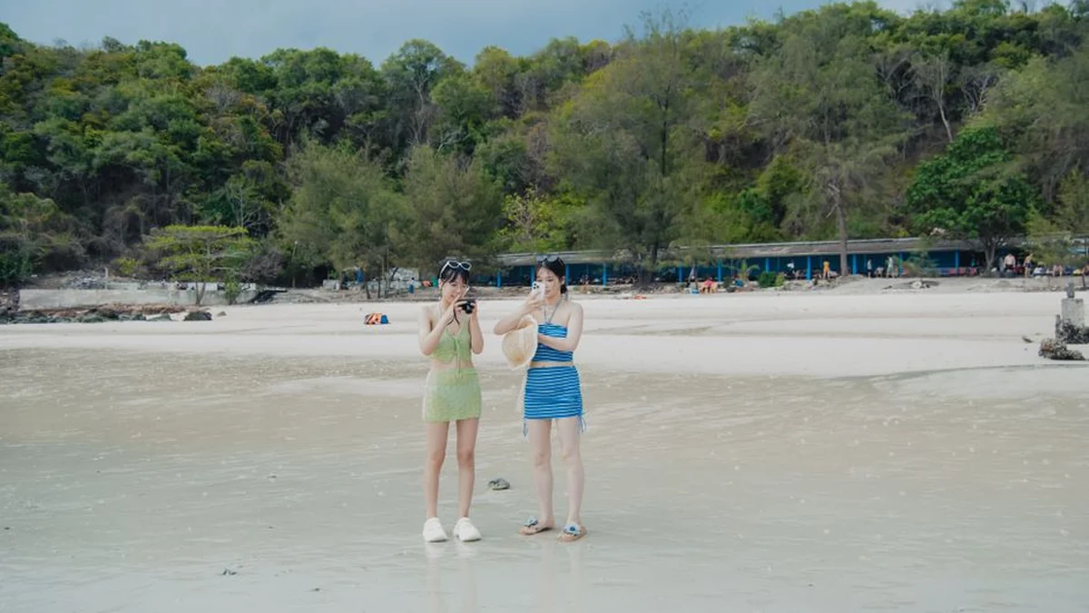 Sidote that it is shared by Trst: THE BEACH ON WHICH MEN AND WOMEN STAY CLEAN ONLY FOR 120 YEARS
