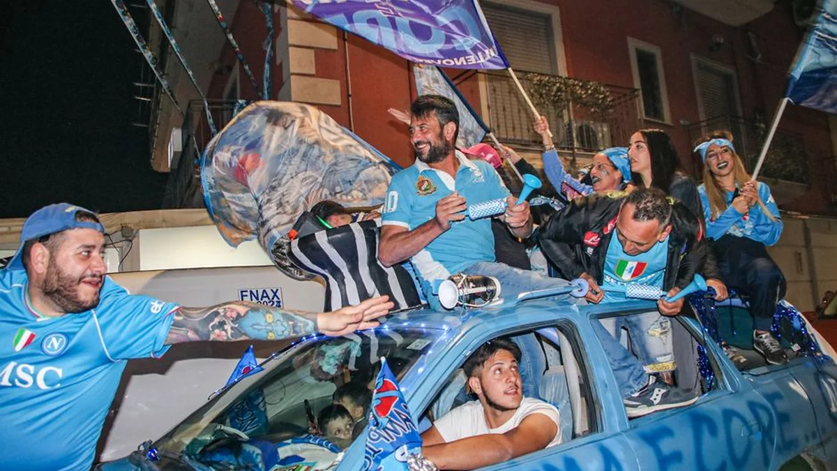 Napoli celebrates its 100th birthday with a firework and free Margherita pizza